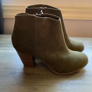 NWT Old Navy Women’s ankle boots Sz 9